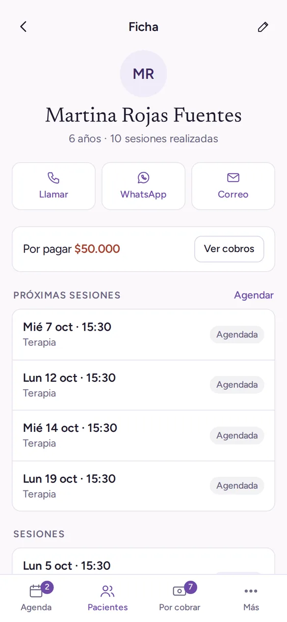 App para celular: ficha de una paciente con botones para llamar, escribir por WhatsApp o correo